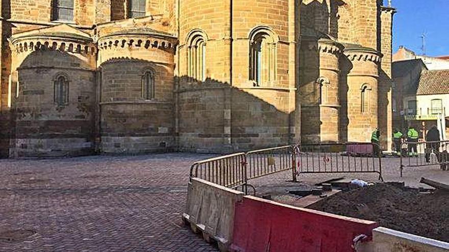 Estado de las obras en la plaza de Santa María ayer por la mañana, en vías de conclusión.