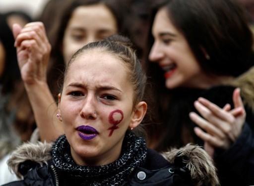 Una joven participa en una manifestación en la Puerta del Sol de Madrid.