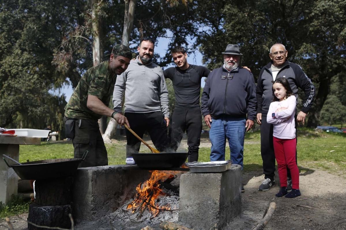 El puente de Andalucía llena de peroles Los Villares