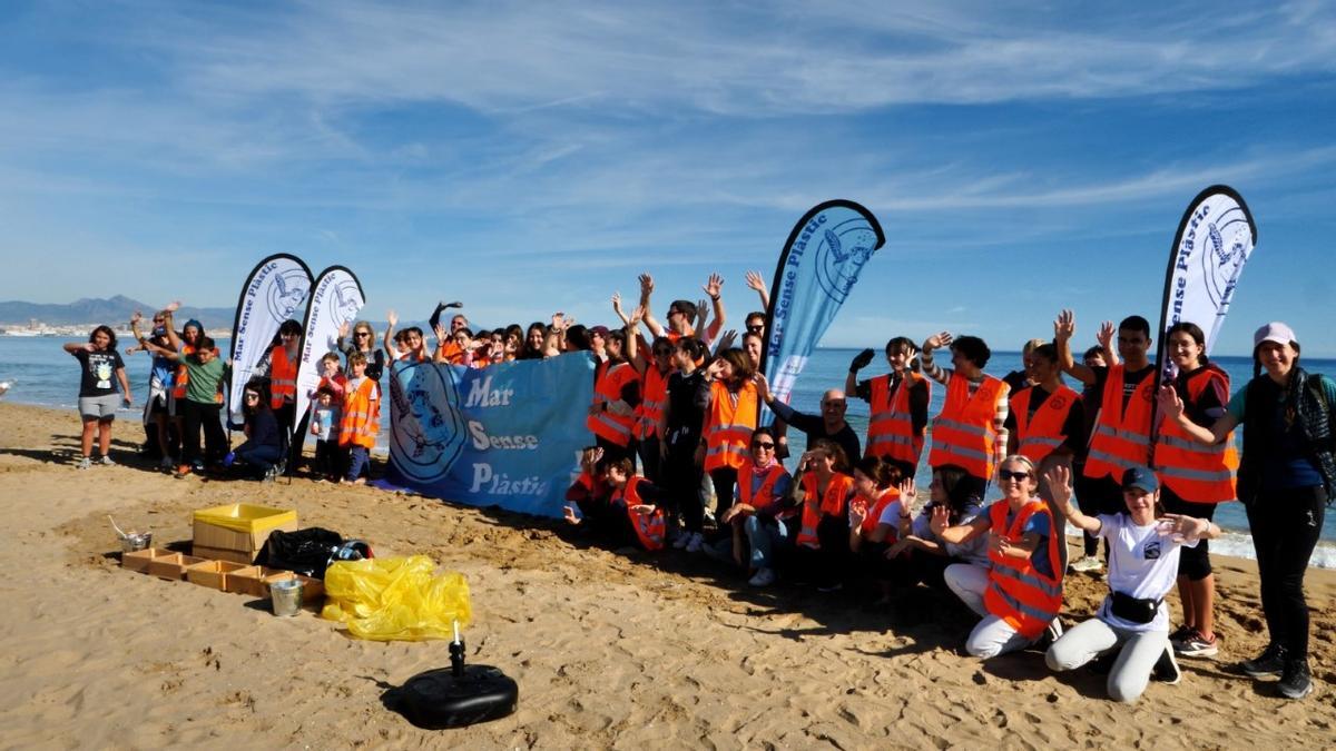 Basura recogida durante la campaña de limpieza de playas en Elche