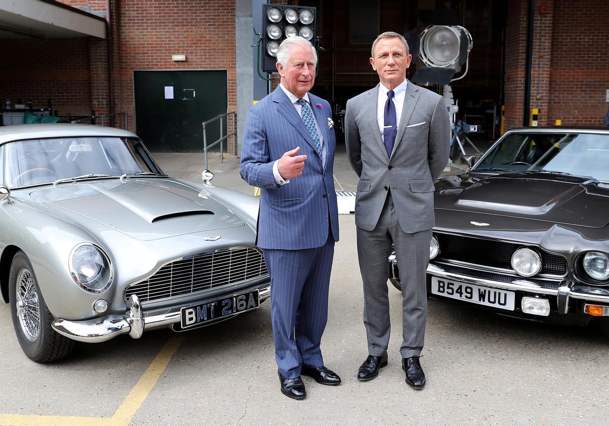 Príncipe Carlos de Inglaterra. El principe Carlos de Inglaterra junto al actor Daniel Craig, de visita en el set de rodaje de la nueva entrega de la pelicula de James Bond.