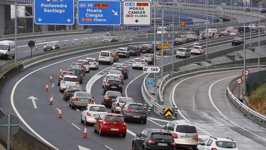 Atasco en la AP-9 durante los trabajos de asfaltado en el puente de Rande.