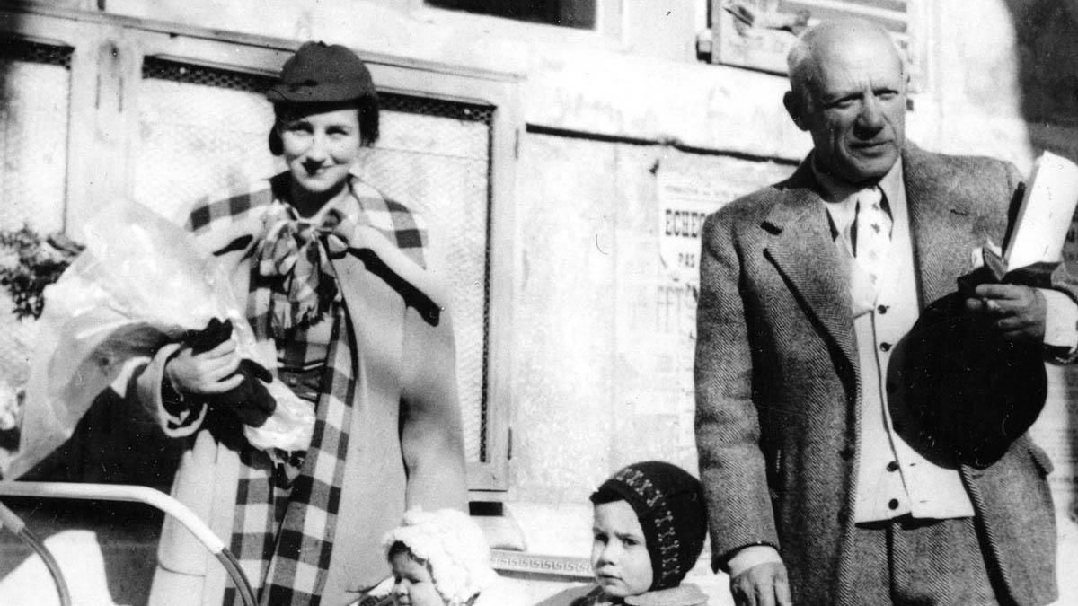 Françoise Gilot con Pablo Picasso y sus hijos Claude y Paloma en 1950.