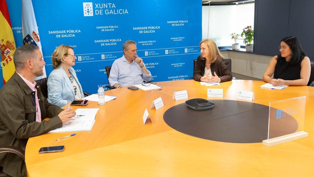 El conselleiro de Sanidade, en el centro, en una reunión con el colegio de podólogos.