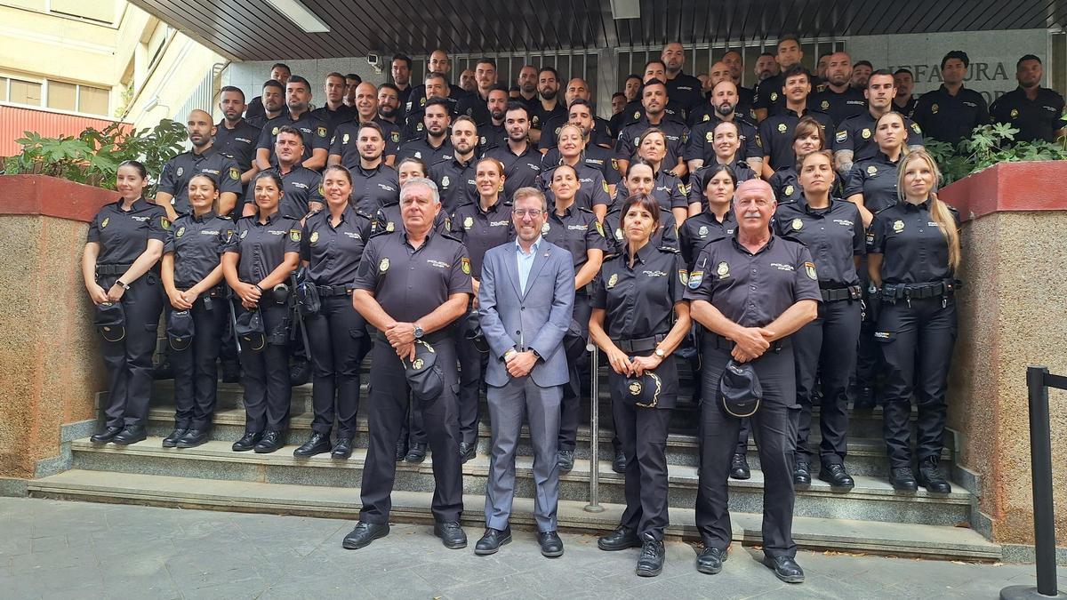 El subdelegado del Gobierno en Sevilla junto a los nuevos agentes