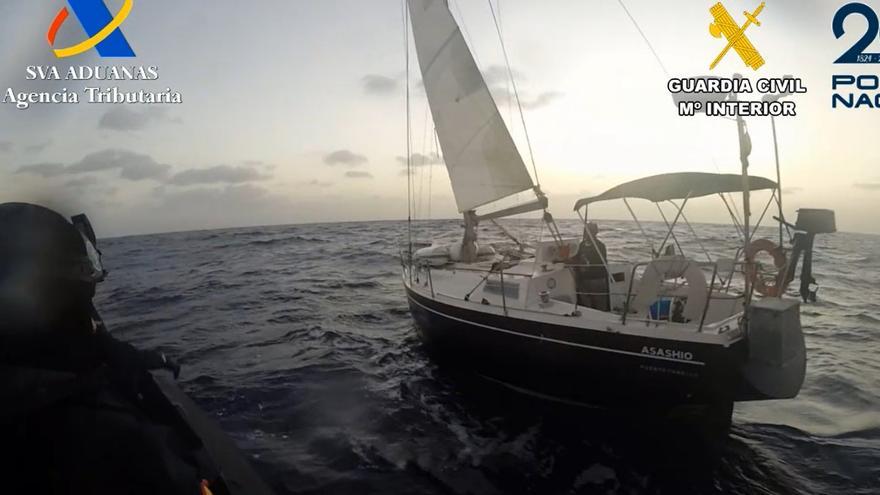 Un narcovelero es interceptado en aguas cercanas a Canarias