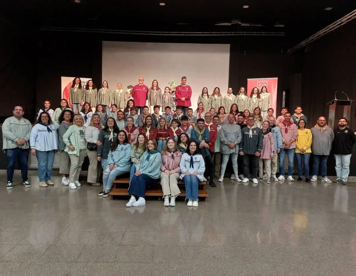 Representantes de las diferentes comisiones que asistieron al acto de entrega de los 'ninots indultats' con el presidente de la JLF y el concejal de Fiestas.