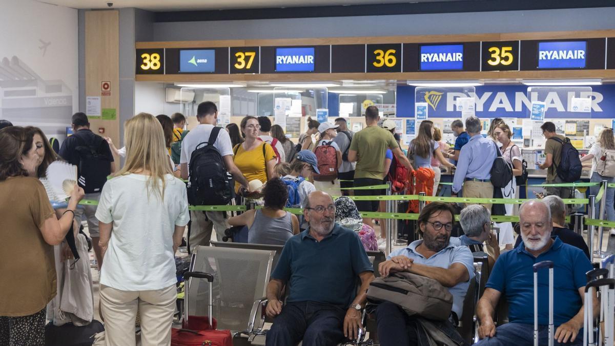Pasajeros en el aeropuerto de Manises en una imagen de archivo