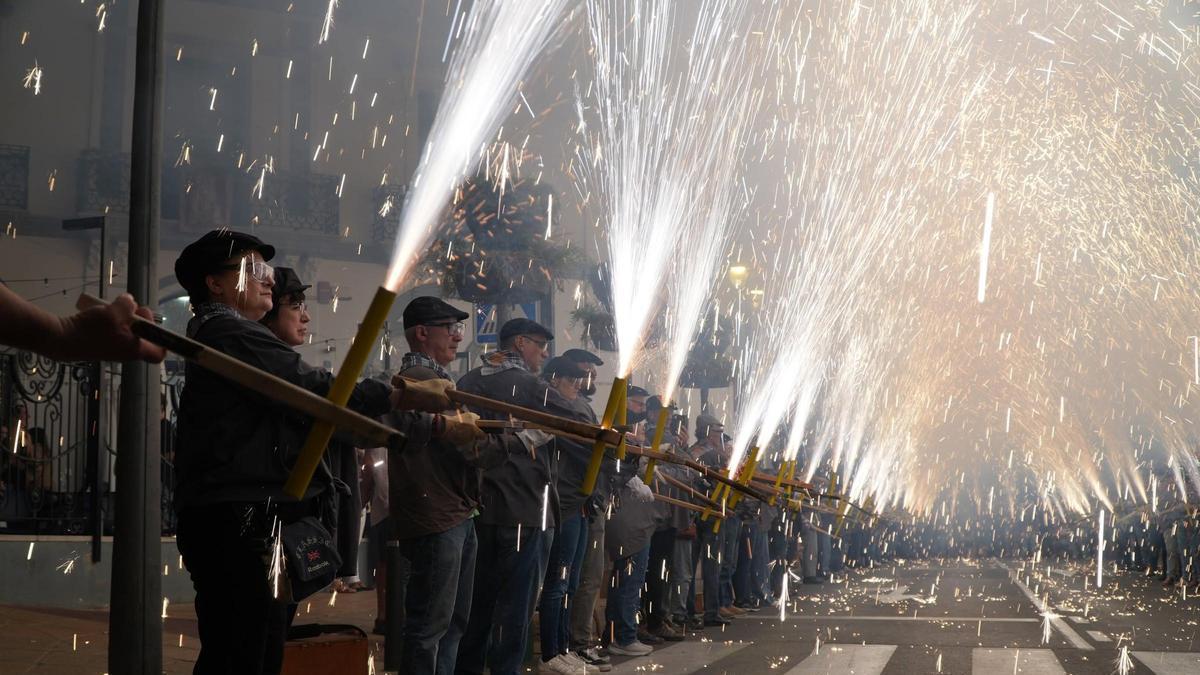 Un centenar de personas dispararon cerca de 8.500 cohetes durante la Passejà