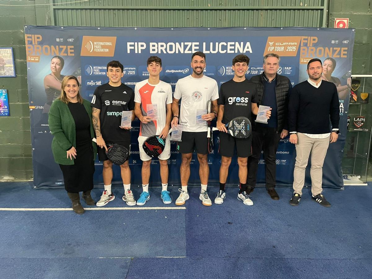 Los finalistas de la competición masculina, con las autoridades asistentes a la clausura.