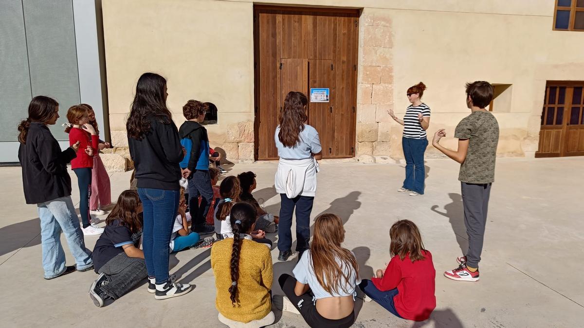 Los niños conociendo el Centro de Interpretación de la Huerta.