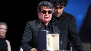 El director, guionista y productor iraní Jafar Panahi celebra en el escenario tras ganar la Palma de Oro por la película Un simple accidente.