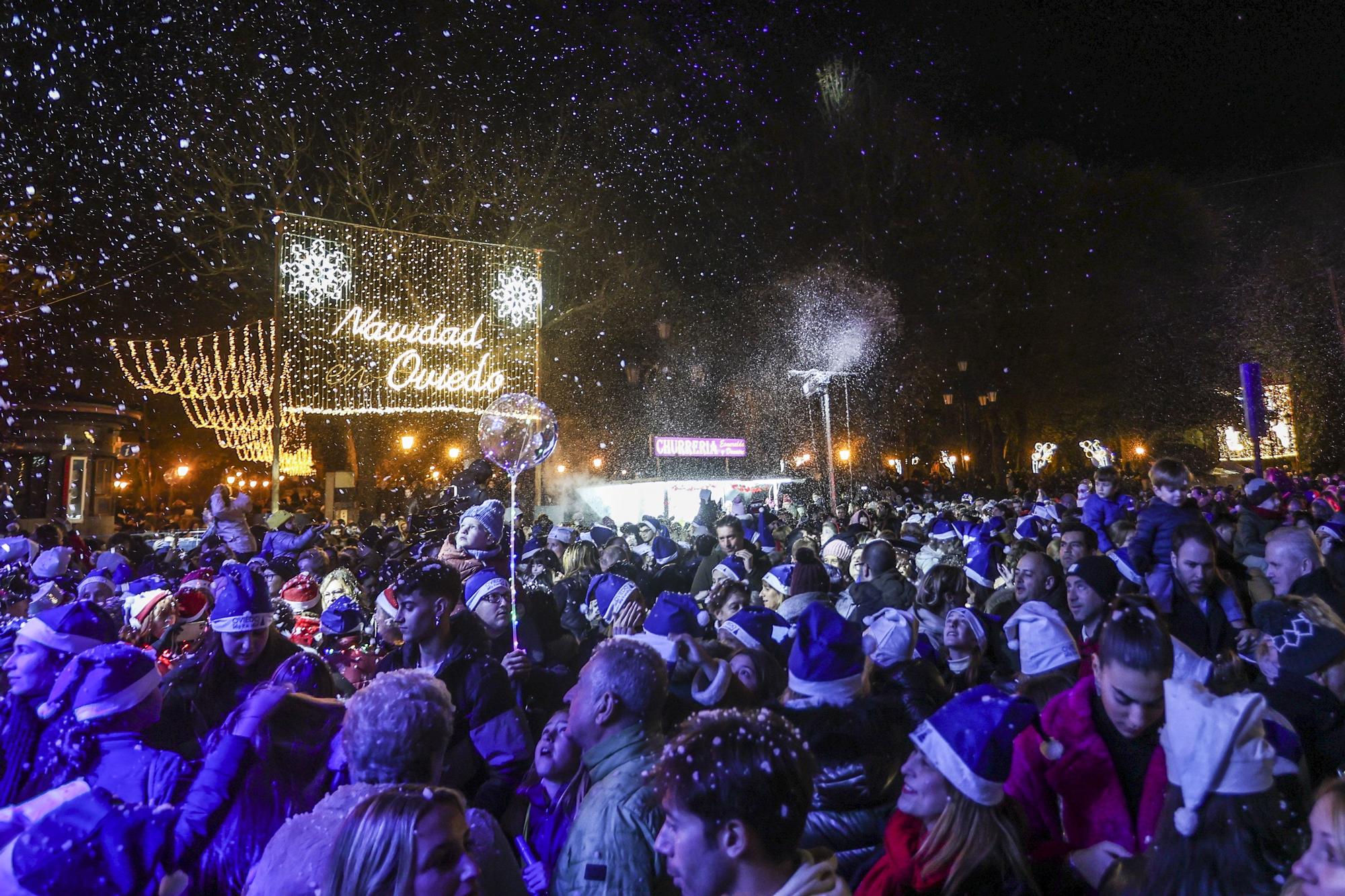 En imágenes: así fue el encendido de las luces de Navidad en Oviedo