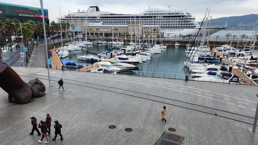 El 'Viking Venus' atracado hoy en el muelle de trasatlánticos de Vigo.