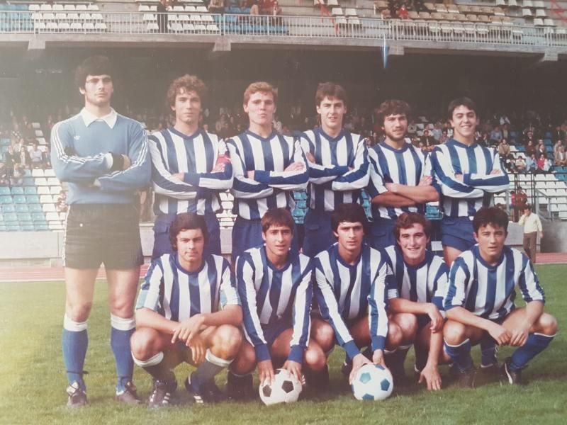 Alineación del Fabril en Riazor. Andrés, abajo a la izquierda. Arriba, el expresidente Paco Zas. | // L. O.
