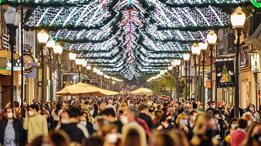 Cientos de personas apuran la noche del 5 de enero paseando por la calle Triana, iluminada en todo su esplendor.