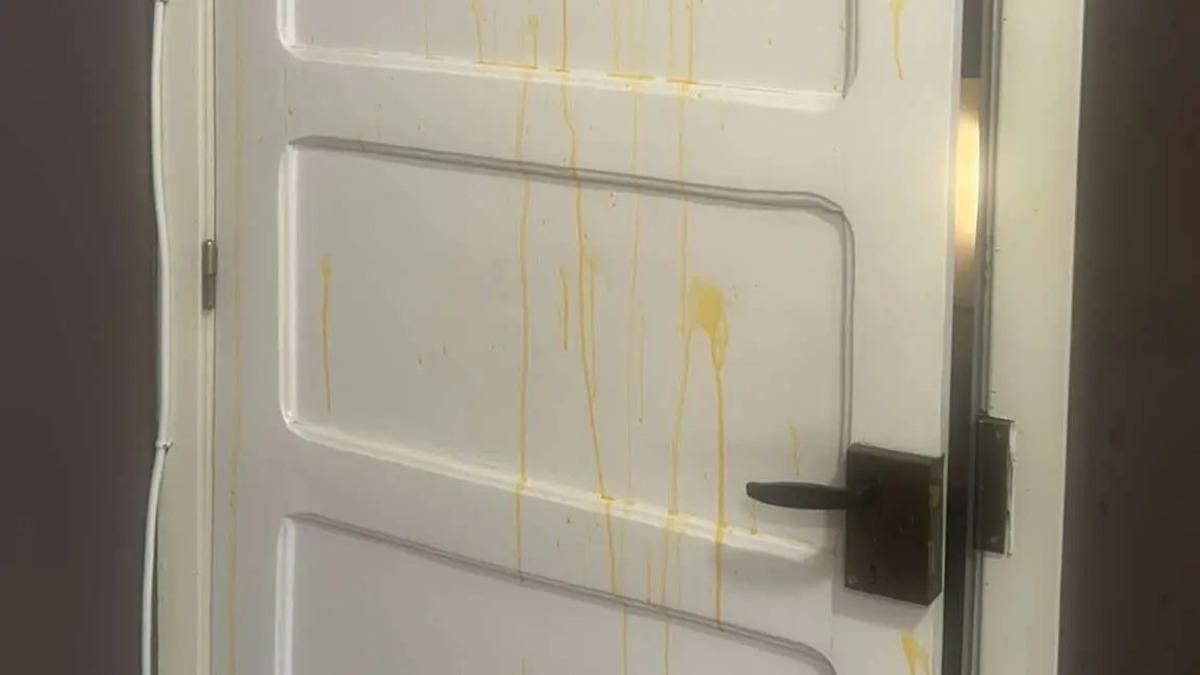 Restos de huevo después de impactar contra una puerta de uno de los albergues afectados