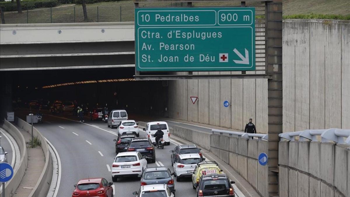 Corte de la Ronda de Dalt a la altura de Pedralbes por un incendio en el túnel de l'Oreneta