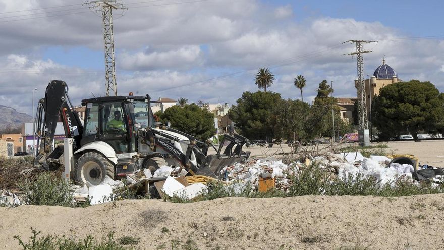 La escombrera de Santa Faz, limpia (sólo) para la romería