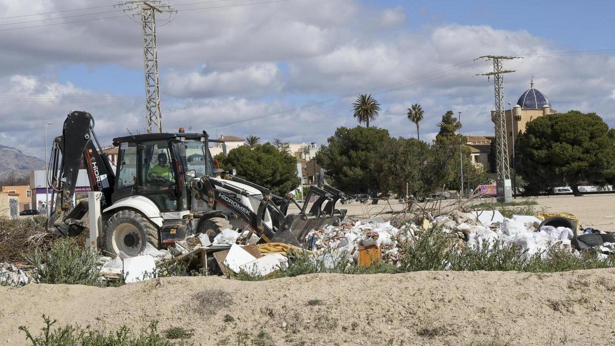 Trabajos de limpieza de los escombros cercanos al monasterio de la Santa Faz, en Alicante