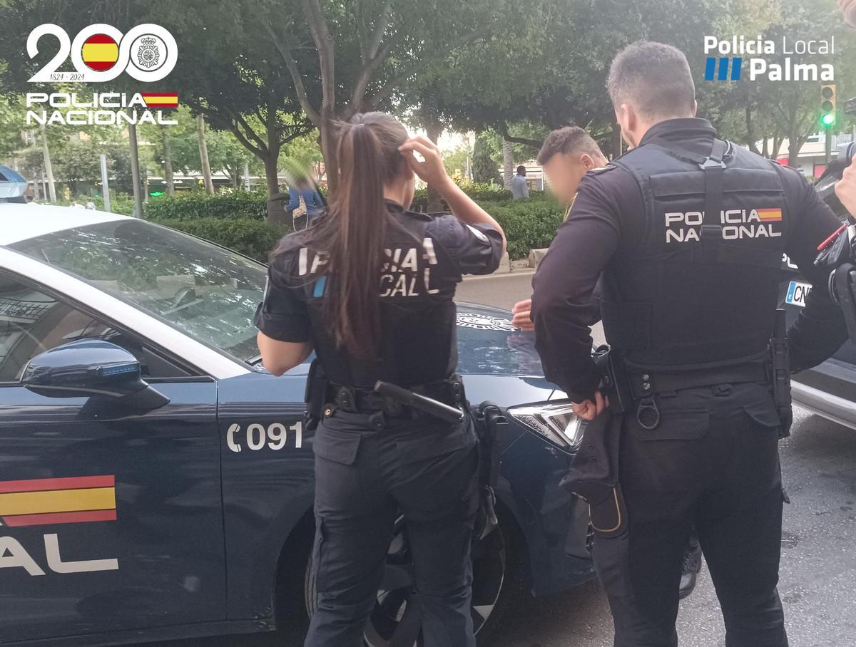 Agentes de la Policía Local de Palma y de la Policía Nacional durante una actuación conjunta.