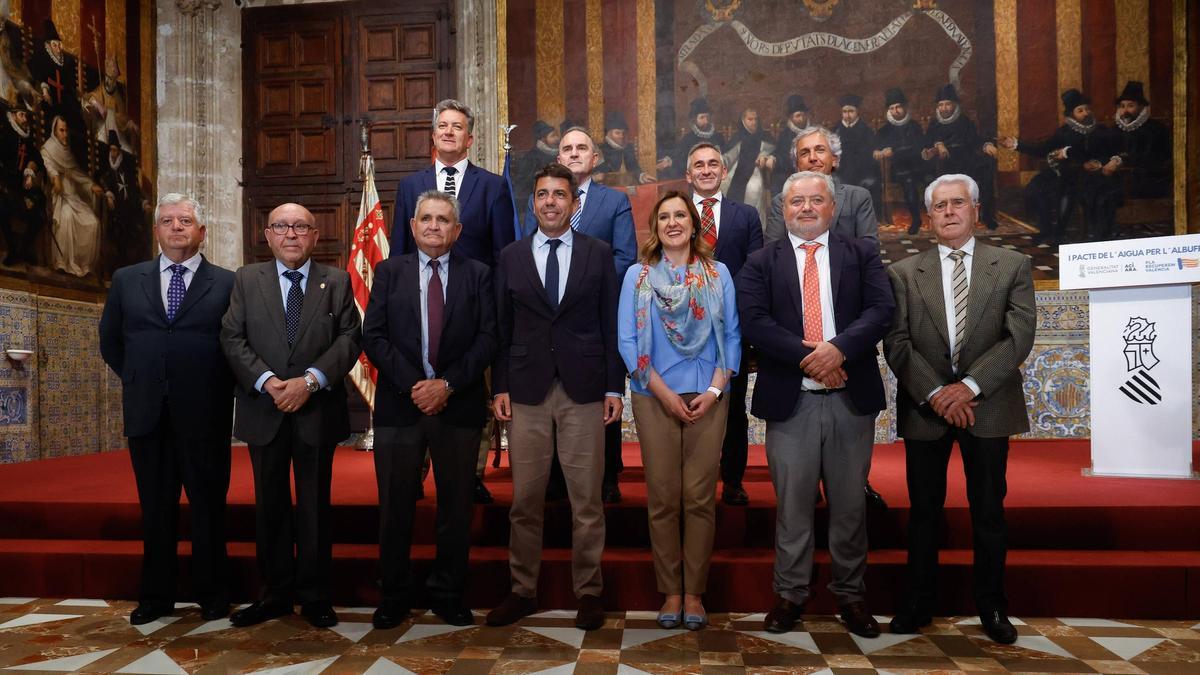 Mazón y Catalá, con los regantes del Xúquer y del Túria, y parte del Consell en el acto de firma del pacto por l'Albufera.