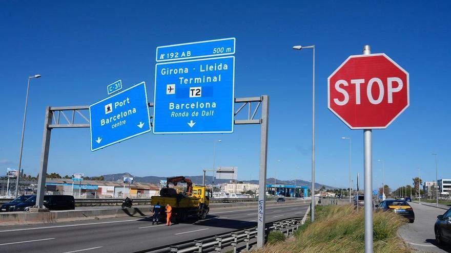 El momento en que cae un cartel en la C-31 por el viento