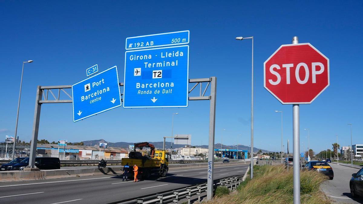 El momento en que cae un cartel en la C-31 por el viento