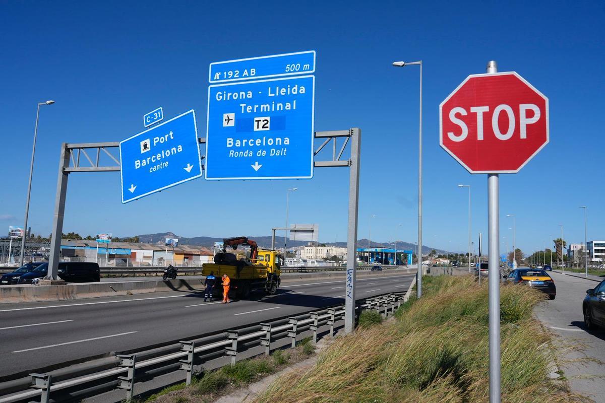 Cae un cartel en la C-31 por el viento