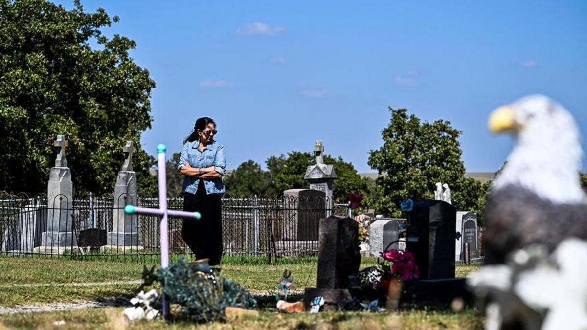 Margie Burkhart, la nieta de Mollie Burkhart, en el cementerio de Gray Horse, en Oklahoma, donde están enterrados sus antepasados.