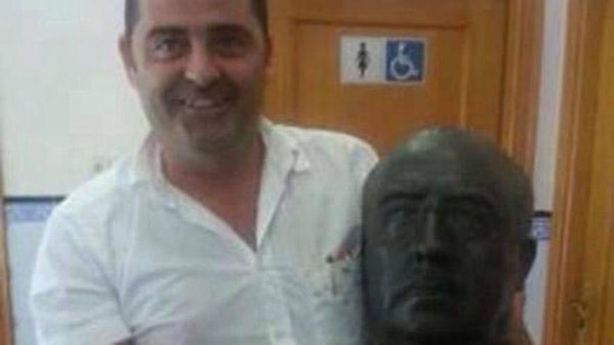 Un candidato valencianista se fotografía con el busto de Franco