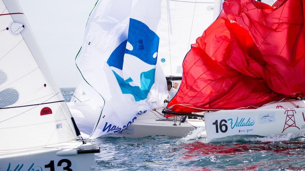 Varios barcos intentan cambiar de velas.