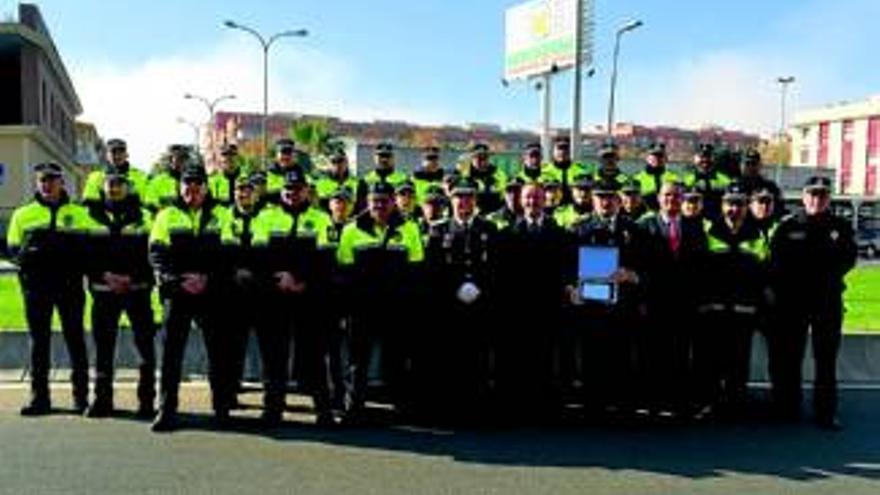 La policía local recibe un homenaje por su servicio