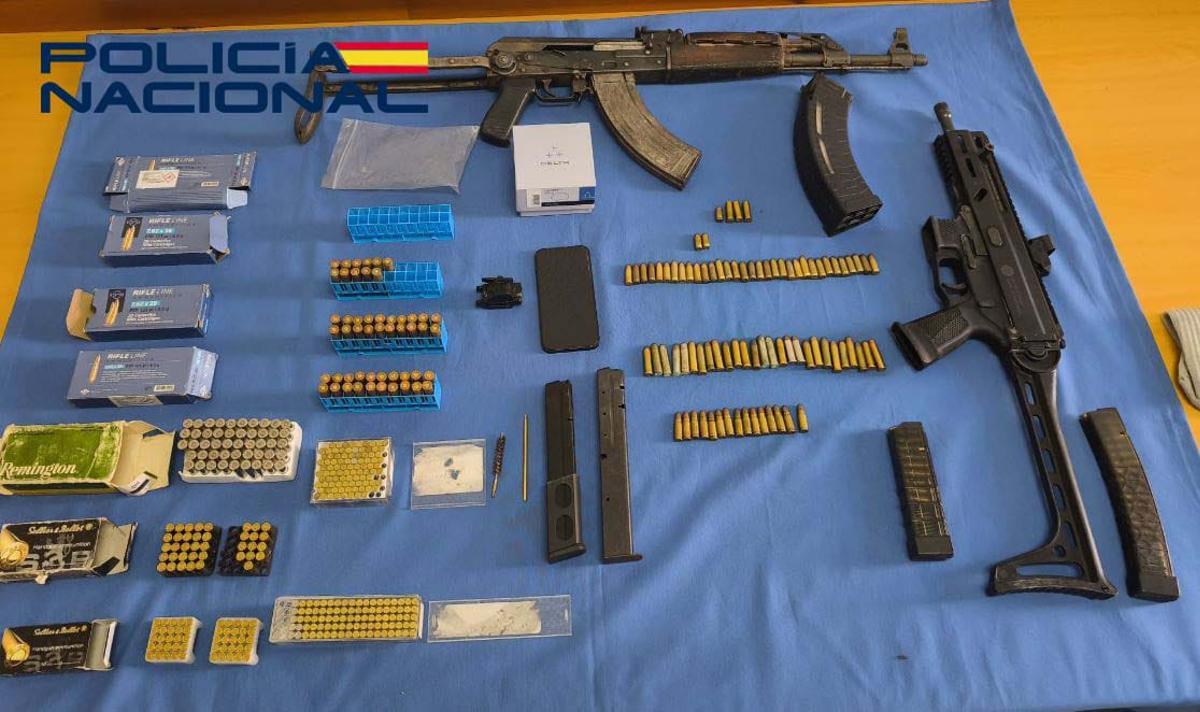 Las armas y munición intervenida por la Policía Nacional en la investigación por el último tiroeteo.