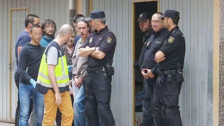 El sospechoso, Ángel Ruiz, durante el registro de sus propiedades con la Policía. // Diario de Burgos