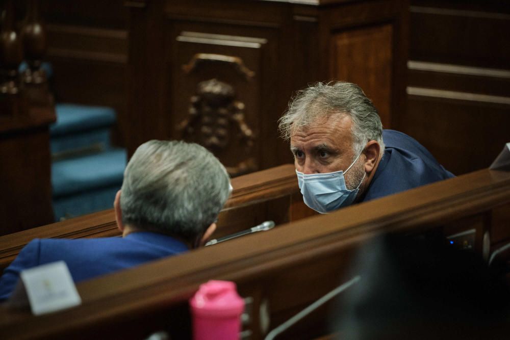 Pleno en el Parlamento de Canarias