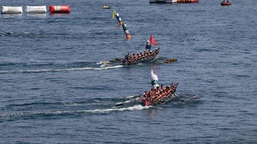 Tirán (arriba) y San Juan (abajo) viran en la regata de Orio. // J.B.