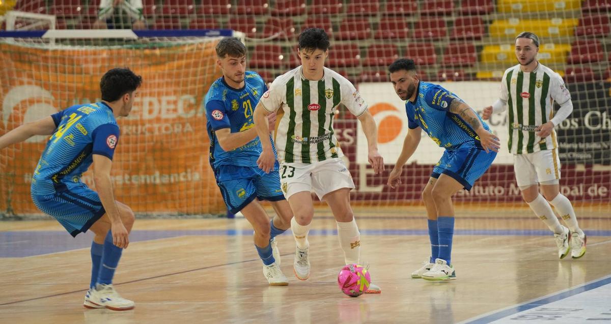 Murilo Duarte controla el balón en un partido de esta temporada.