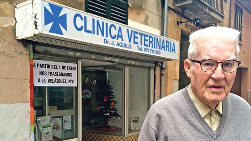 Aguiló posa frente a su antigua clínica en la Rambla.