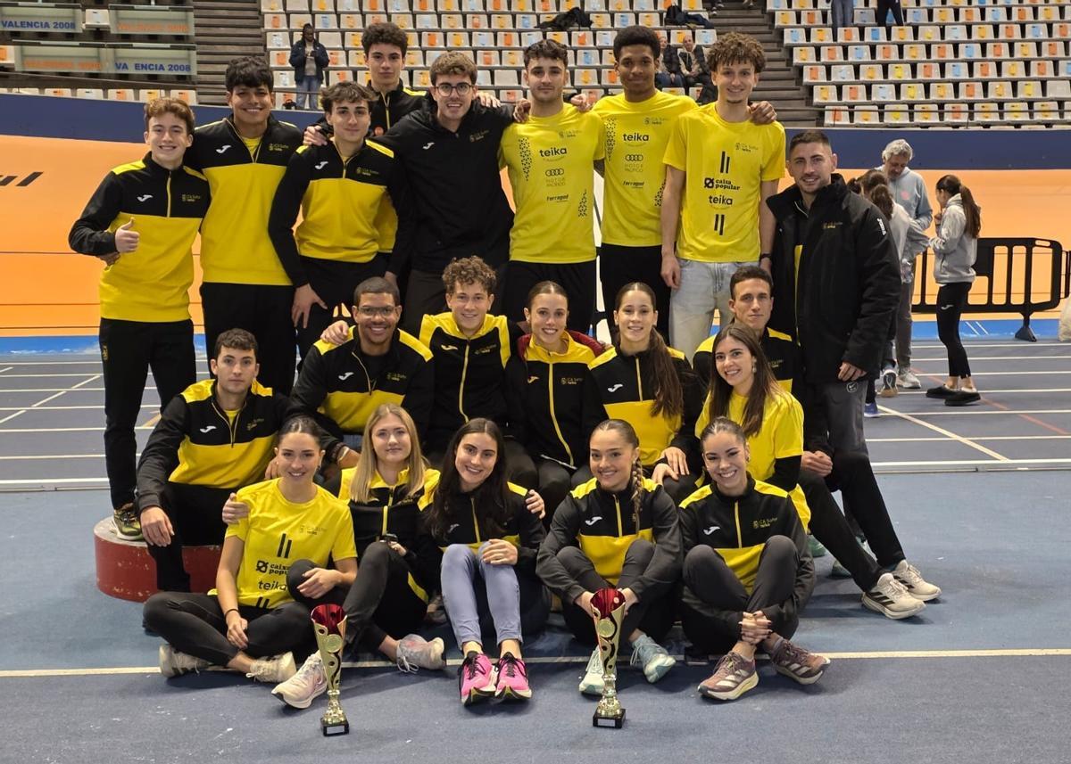 Un grupo de atletas del CA Safor Teika posa con los trofeos en el Autonómico