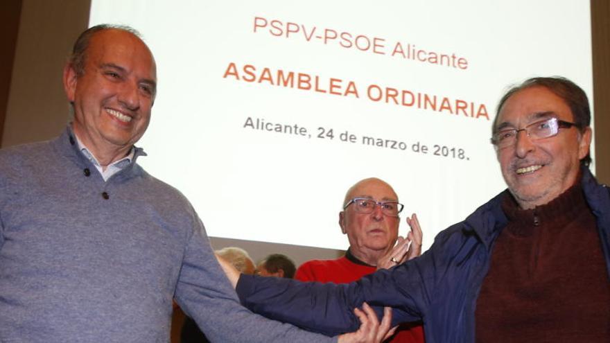 Franco, a la derecha, saluda a Millana, tras la asamblea de elección de la nueva dirección local del PSOE