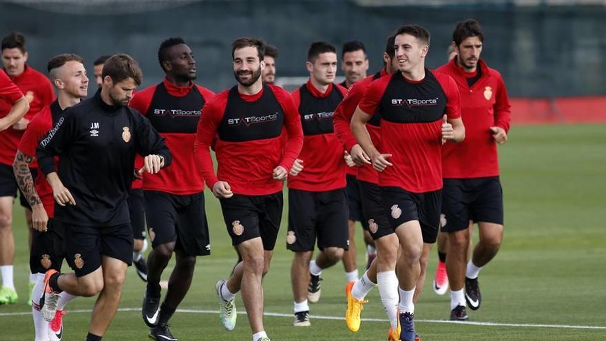 El preparador físico del Mallorca, Jaume Moll, junto a varios jugadores de la primera plantilla, esta semana en Son Bibiloni.