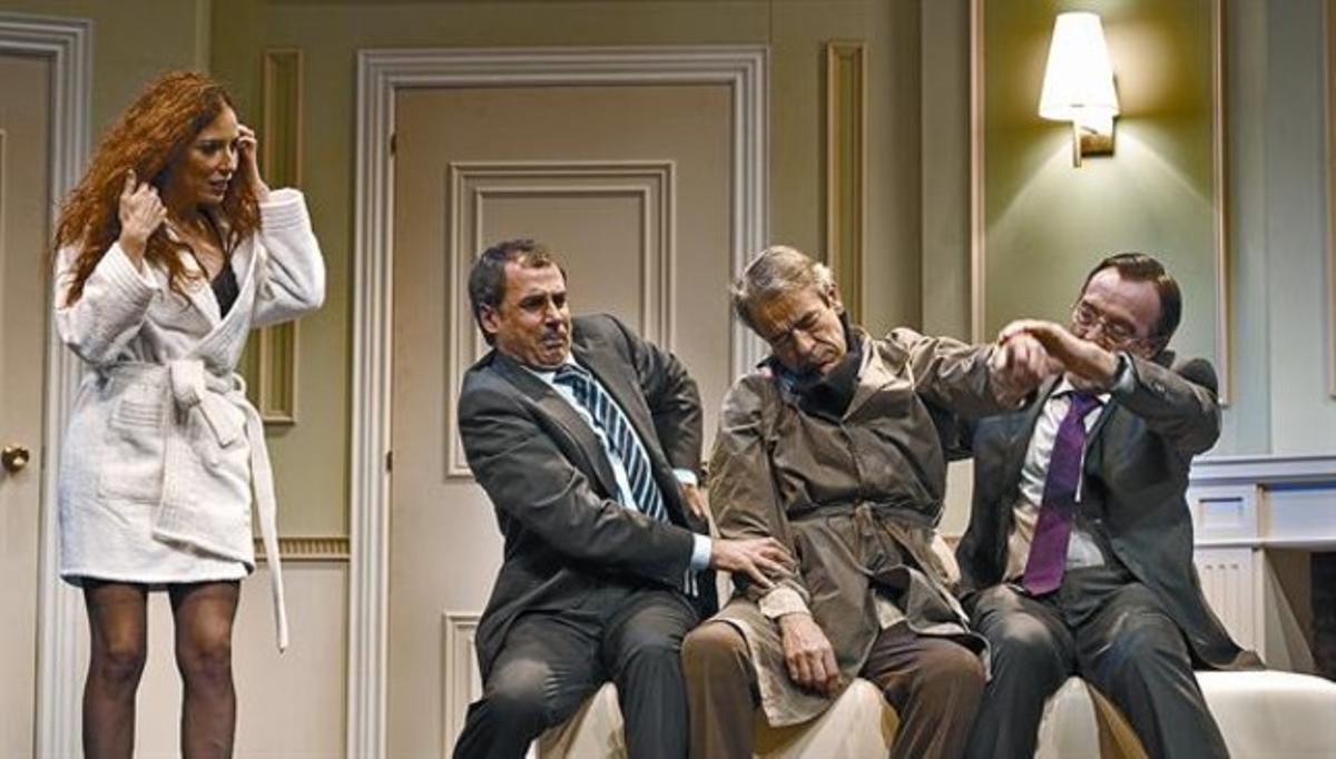 Noelia Pérez (la diputada opositora), Lluís Villanueva (el secretari), Pere Ventura (el cadàver) i Pep Ferrer (el ministre), a ’Políticament incorrecte’.