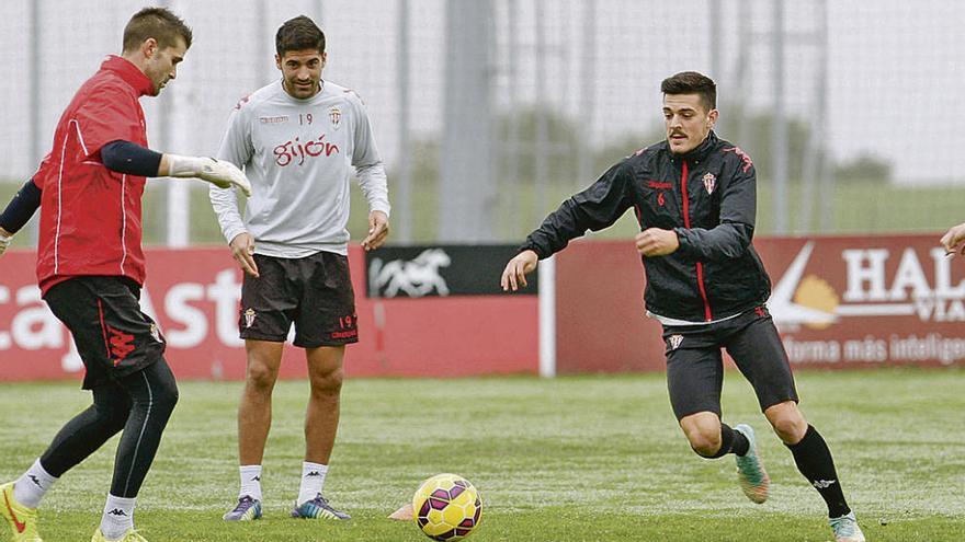 Por la izquierda, Cuéllar, Carmona y Sergio, durante un entrenamiento en Mareo.