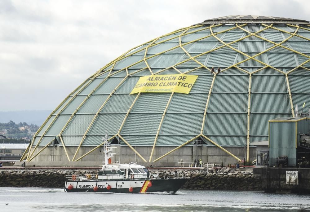 Un grupo de activistas se han desplazado en zódiacs a la instalación de almacenaje de carbón, conocida como ' Medusa', para impedir la entrada de carga por tren.