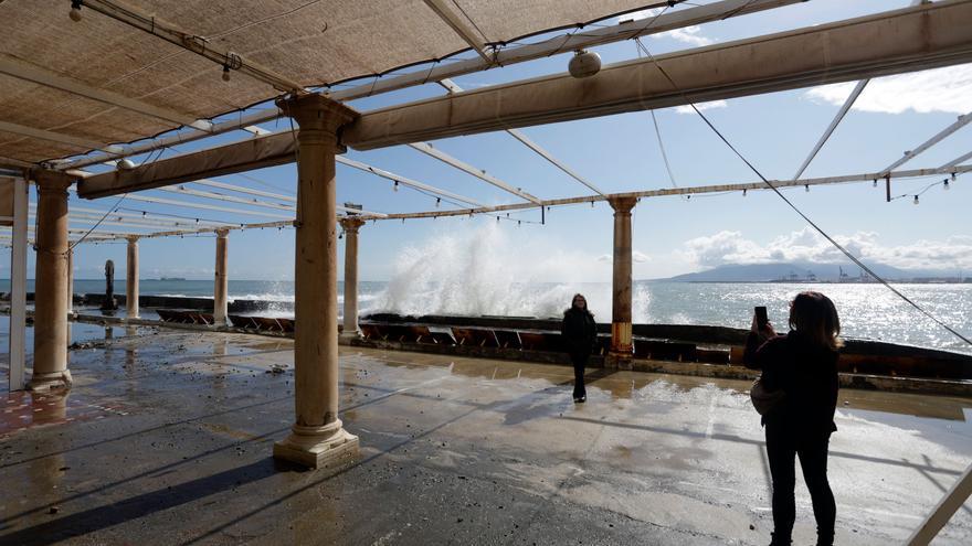 El temporal obliga a cortar el acceso a los paseos marítimos de Málaga durante todo el martes