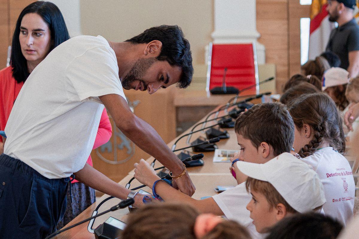 Fotogalería | El alcalde con los niños de la Concilioteca Fotogalería | El alcalde con los niños de la Concilioteca