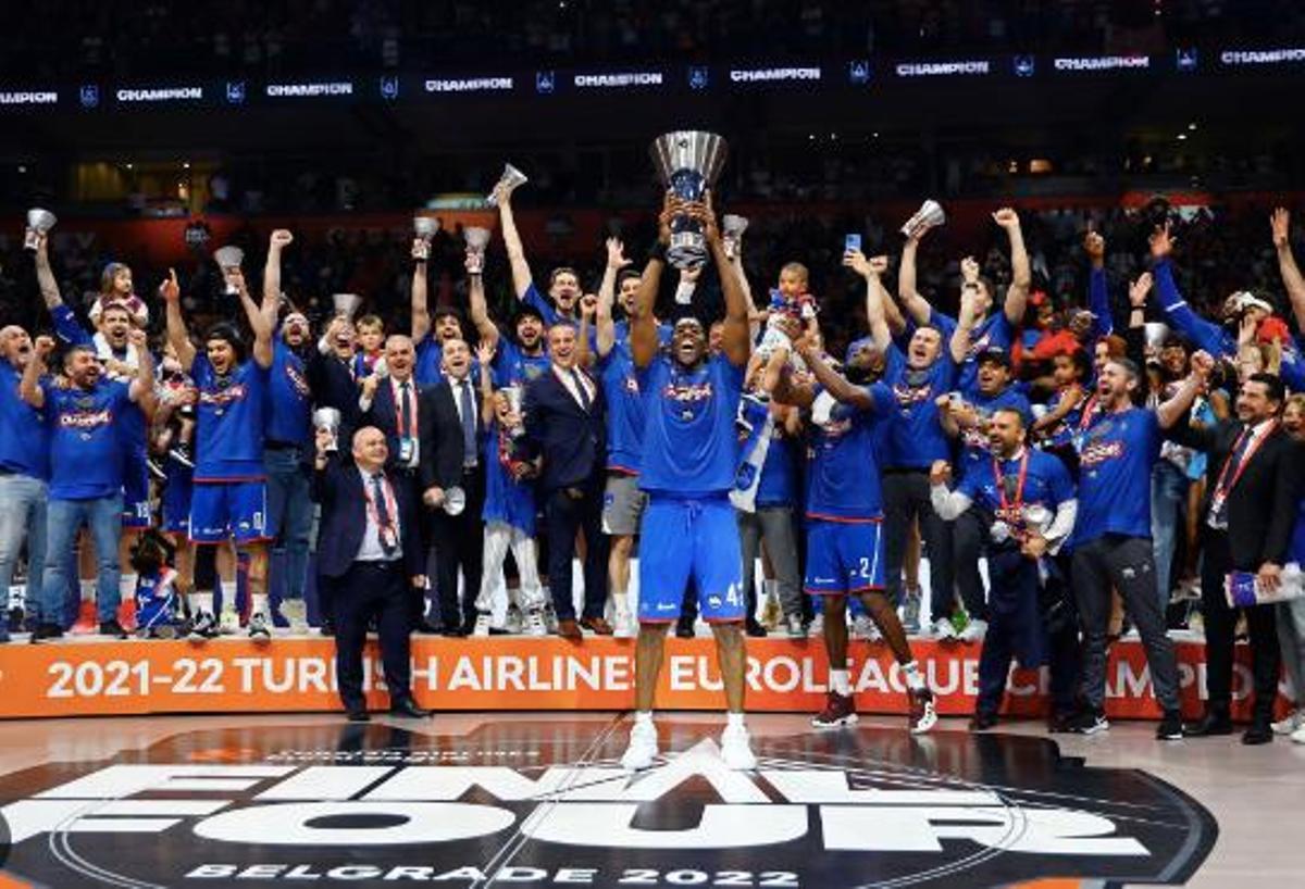 El Anadolu Efes, en el momento de levantar el trofeo de campeón de la Euroliga en Belgrado-2022 El Anadolu Efes, en el momento de levantar el trofeo de campeón de la Euroliga en Belgrado-2022