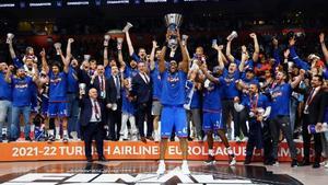 El Anadolu Efes, en el momento de levantar el trofeo de campeón de la Euroliga en Belgrado-2022