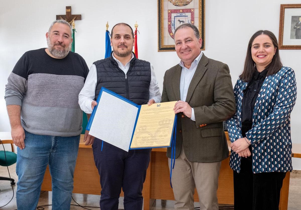 El presidente de la Diputación Provincial de Huelva, David Toscano, visita Adamuz, para entregar al alcalde, Rafael Moreno, la Medalla de Oro de Huelva.